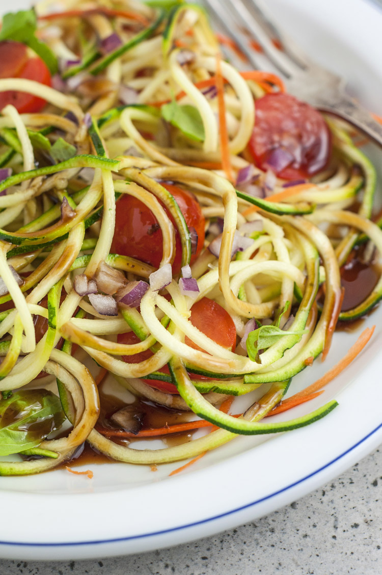  55 Plats estivales et estivales saines - Salade de tomates aux nouilles et vinaigrette au balsamique de 15 minutes 